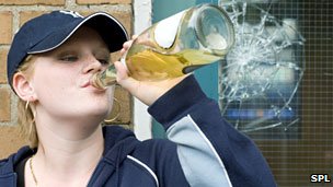 _54075099_teenage_girl_drinking_